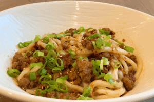 Combine and garnish the minced pork sauce udon for Easy Minced Pork Sauce Udon