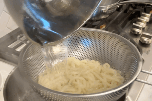 Cook the udon for Easy Minced Pork Sauce Udon